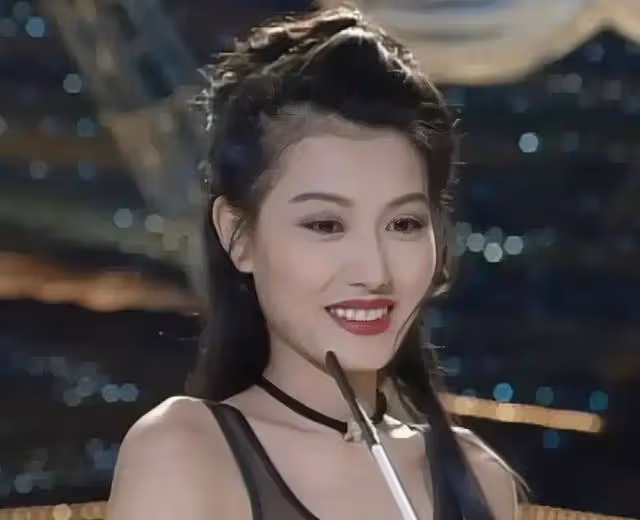 香港知名女星罕見出鏡!保養似少女,單身多年被傳隱婚生子