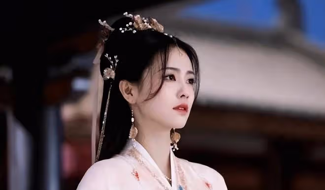 整容、耍大牌、自甘墮落成網紅，這8位「正女郎」的近況差距好大