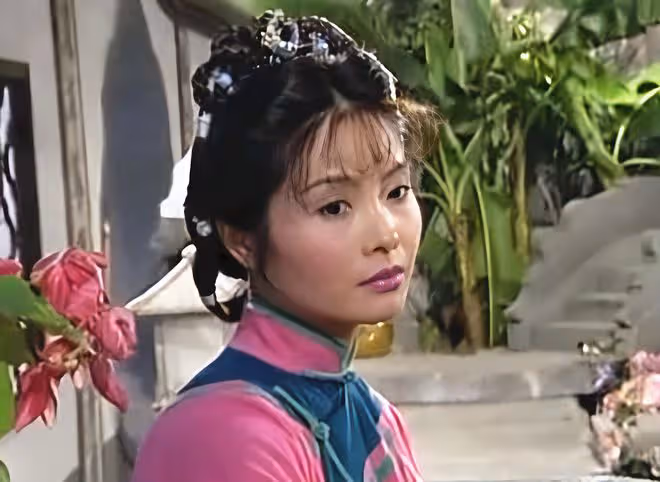TVB女星曹眾罕露面，53歲氣質仍出眾，碩士畢業後成上市公司董事
