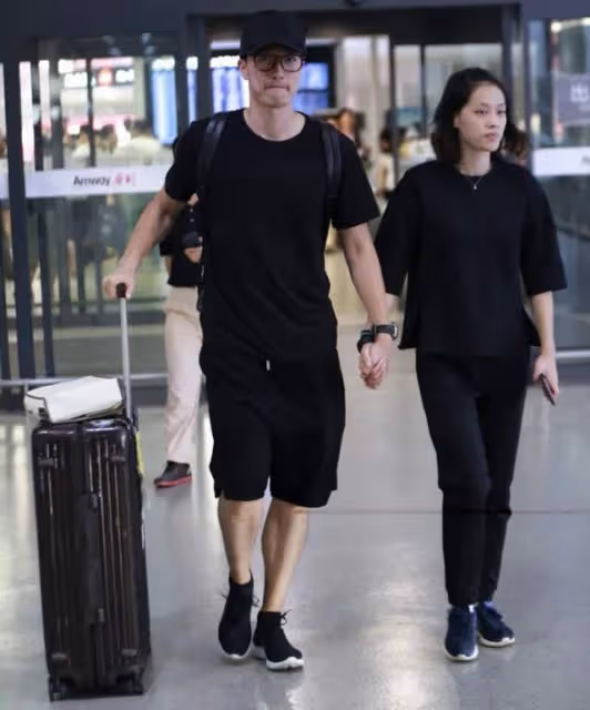39歲劉翔身材發福認不出,曬近照滿臉幸福肥,對鏡比心疑表白嬌妻