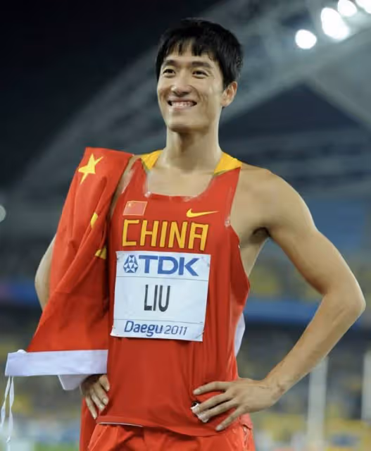 39歲劉翔身材發福認不出,曬近照滿臉幸福肥,對鏡比心疑表白嬌妻