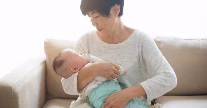 兒媳婦用五千打發走婆婆，轉頭請保姆帶娃，直言：我花錢買心安