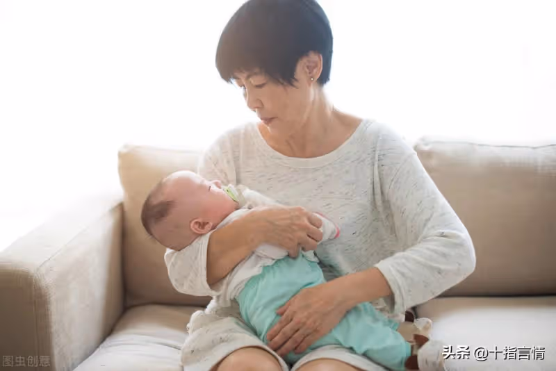 兒媳婦用五千打發走婆婆,轉頭請保姆帶娃,直言:我花錢買心安