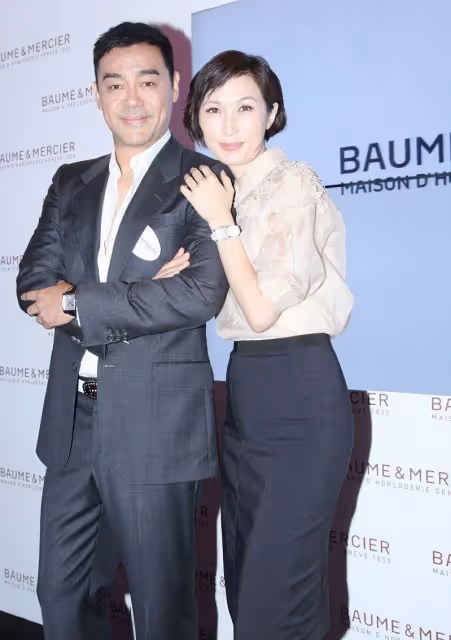 郭藹明真看不出有53歲了,依偎在老公劉青雲肩上,兩人穿著端莊好般配,結婚24年恩愛依舊