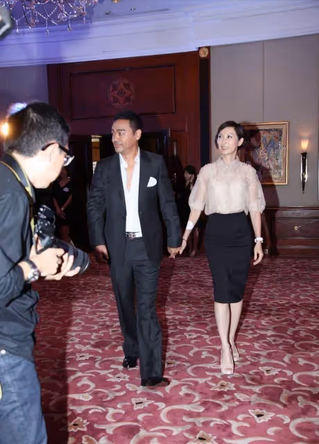 郭藹明真看不出有53歲了,依偎在老公劉青雲肩上,兩人穿著端莊好般配,結婚24年恩愛依舊