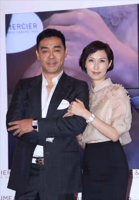 郭藹明真看不出有53歲了，依偎在老公劉青雲肩上，兩人穿著端莊好般配，結婚24年恩愛依舊