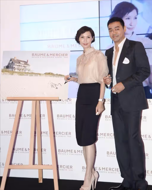郭藹明真看不出有53歲了，依偎在老公劉青雲肩上，兩人穿著端莊好般配，結婚24年恩愛依舊