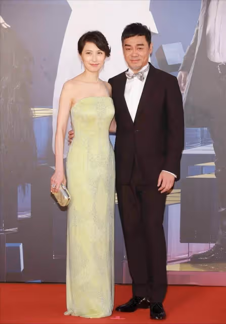 郭藹明真看不出有53歲了，依偎在老公劉青雲肩上，兩人穿著端莊好般配，結婚24年恩愛依舊