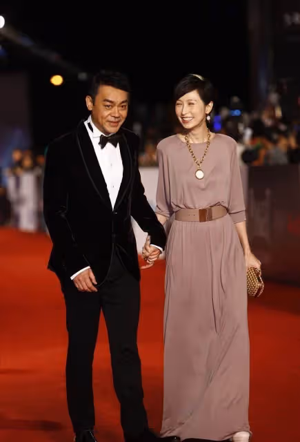 郭藹明真看不出有53歲了，依偎在老公劉青雲肩上，兩人穿著端莊好般配，結婚24年恩愛依舊
