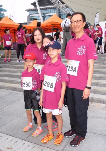 伏明霞一家五口亮相,她長髮披肩富太范十足,70歲老公氣質真儒雅,網友:嫁對人了