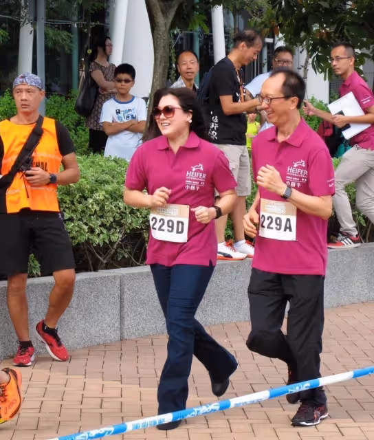 伏明霞一家五口亮相,她長髮披肩富太范十足,70歲老公氣質真儒雅,網友:嫁對人了