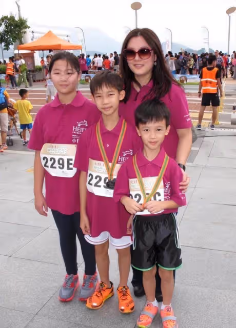 伏明霞一家五口亮相,她長髮披肩富太范十足,70歲老公氣質真儒雅,網友:嫁對人了