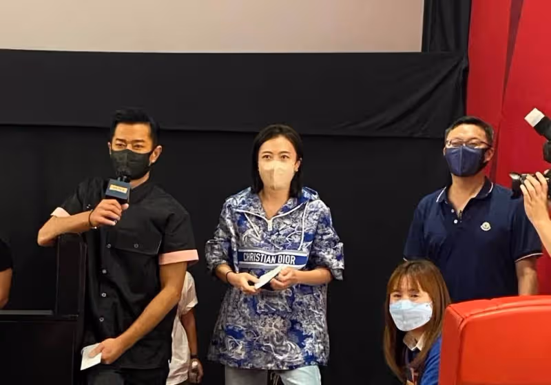 「百億闊太」甘比包場看電影!穿一件3萬上衣,與人合照當場跪地