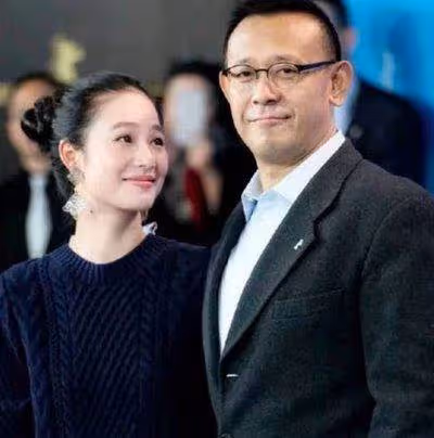 姜文稱大女兒「全世界最漂亮」!如今26歲「膚色白皙+出眾身材」氣質不輸明星,眼睛深邃混血基因濃郁