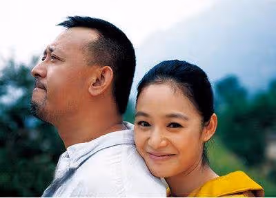 姜文稱大女兒「全世界最漂亮」!如今26歲「膚色白皙+出眾身材」氣質不輸明星,眼睛深邃混血基因濃郁