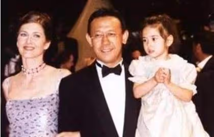 姜文稱大女兒「全世界最漂亮」!如今26歲「膚色白皙+出眾身材」氣質不輸明星,眼睛深邃混血基因濃郁