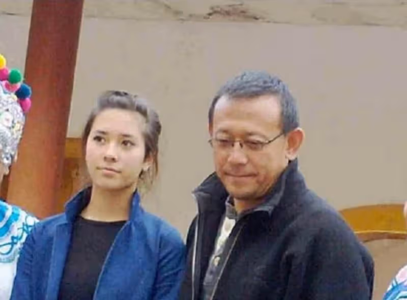 姜文稱大女兒「全世界最漂亮」!如今26歲「膚色白皙+出眾身材」氣質不輸明星,眼睛深邃混血基因濃郁