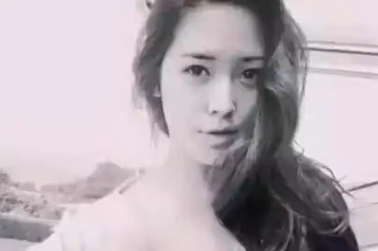 姜文稱大女兒「全世界最漂亮」!如今26歲「膚色白皙+出眾身材」氣質不輸明星,眼睛深邃混血基因濃郁