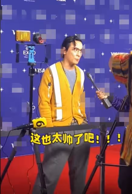 吳彥祖在國外參加活動!戴一串佛珠打扮儒雅,身形健碩不輸年輕小伙,髪際線太高腦門光亮