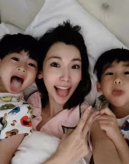 林志穎老婆交通事故後首露面!臉頰瘦了一大塊,照顧老公兒子十分辛苦