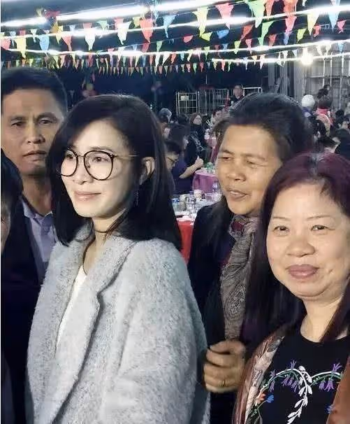 佘詩曼罕曬近照!素顏出鏡皮膚緊致自然,穿家居服少女氣息十足,明星不包裝依舊很美,網友:47歲才是自然美