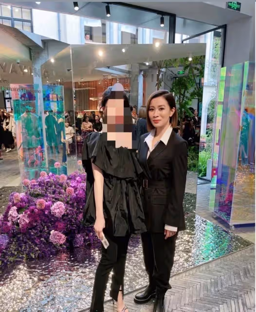 佘詩曼罕曬近照!素顏出鏡皮膚緊致自然,穿家居服少女氣息十足,明星不包裝依舊很美,網友:47歲才是自然美