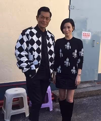 佘詩曼罕曬近照!素顏出鏡皮膚緊致自然,穿家居服少女氣息十足,明星不包裝依舊很美,網友:47歲才是自然美