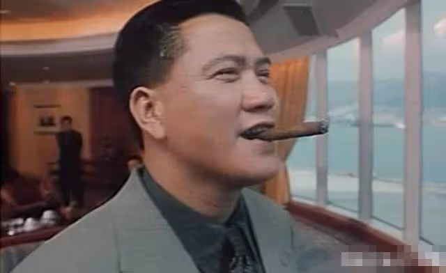 萬梓良兒子長大了!18歲「眉眼清秀+高挑身材」斯文帥氣不輸圈內明星,網友感慨:顏值不輸爸爸年輕時