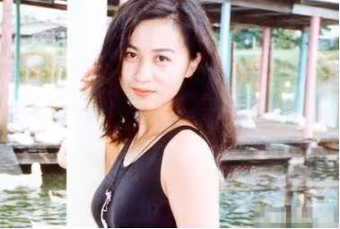 萬梓良兒子長大了!18歲「眉眼清秀+高挑身材」斯文帥氣不輸圈內明星,網友感慨:顏值不輸爸爸年輕時