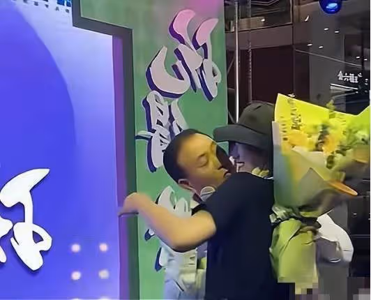 萬梓良兒子長大了!18歲「眉眼清秀+高挑身材」斯文帥氣不輸圈內明星,網友感慨:顏值不輸爸爸年輕時