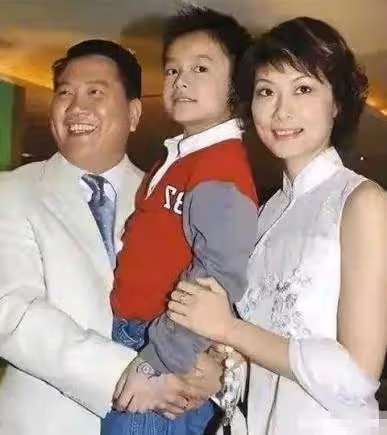 萬梓良兒子長大了!18歲「眉眼清秀+高挑身材」斯文帥氣不輸圈內明星,網友感慨:顏值不輸爸爸年輕時