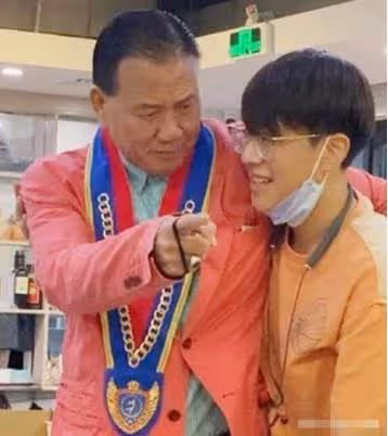 萬梓良兒子長大了!18歲「眉眼清秀+高挑身材」斯文帥氣不輸圈內明星,網友感慨:顏值不輸爸爸年輕時