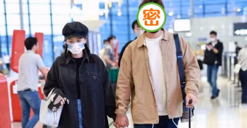 43歲「陳喬恩」攜小9歲老公現身機場，與粉絲熱聊狀態少女，網：「Alan偷瞄老婆的眼神太搶鏡了」