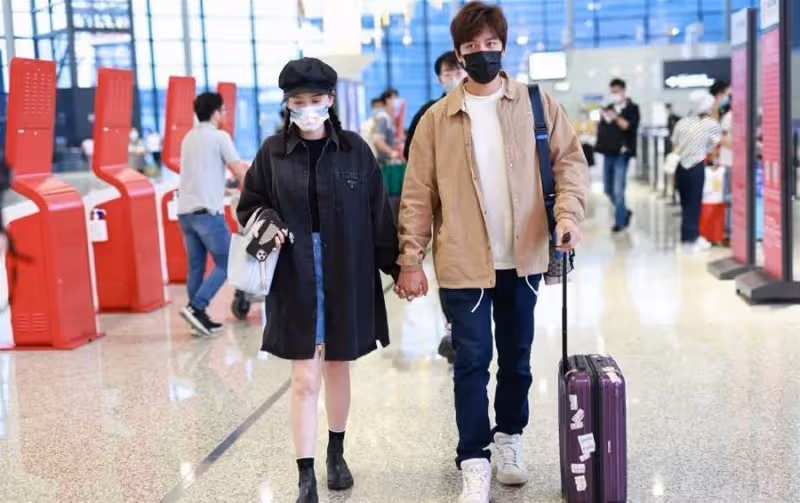 43歲「陳喬恩」攜小9歲老公現身機場,與粉絲熱聊狀態少女,網:「Alan偷瞄老婆的眼神太搶鏡了」
