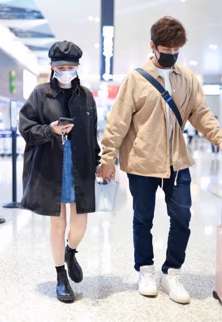 43歲「陳喬恩」攜小9歲老公現身機場,與粉絲熱聊狀態少女,網:「Alan偷瞄老婆的眼神太搶鏡了」