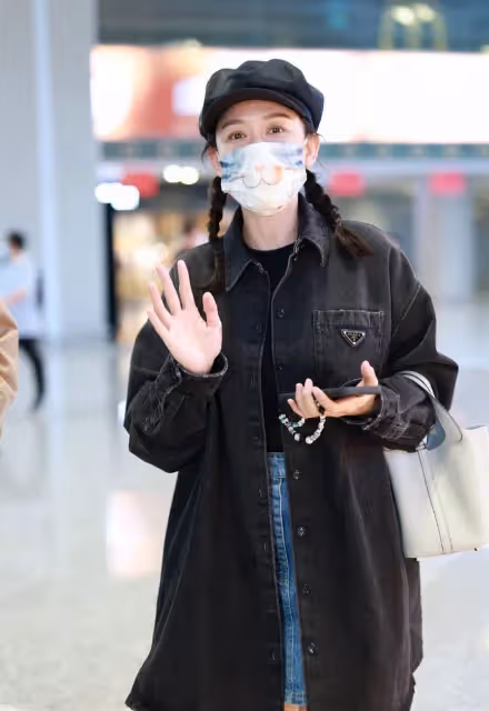 43歲「陳喬恩」攜小9歲老公現身機場,與粉絲熱聊狀態少女,網:「Alan偷瞄老婆的眼神太搶鏡了」