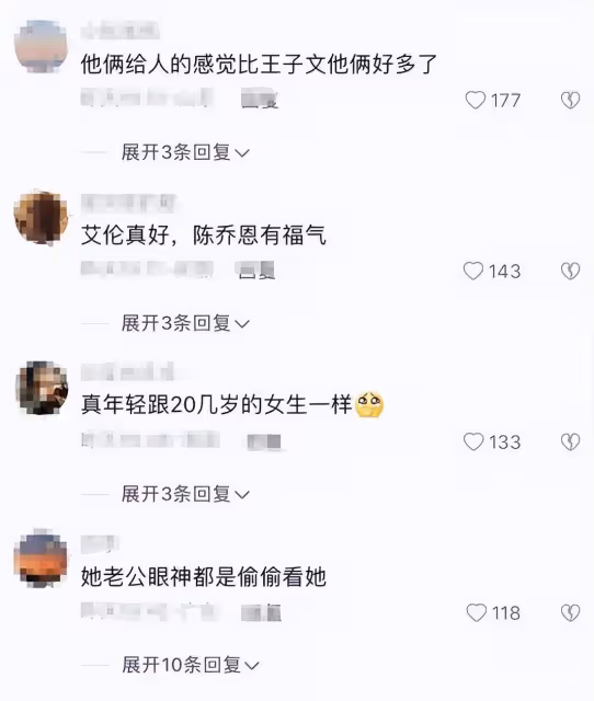 43歲「陳喬恩」攜小9歲老公現身機場,與粉絲熱聊狀態少女,網:「Alan偷瞄老婆的眼神太搶鏡了」