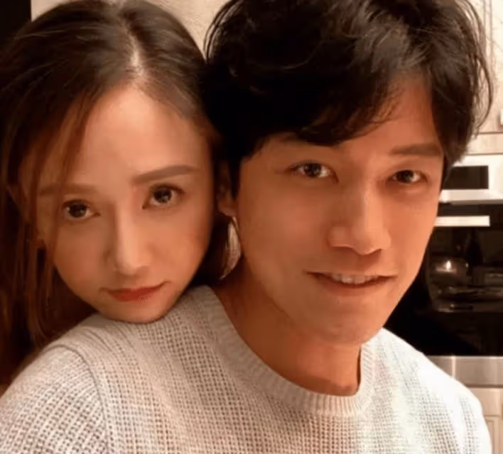 43歲「陳喬恩」攜小9歲老公現身機場,與粉絲熱聊狀態少女,網:「Alan偷瞄老婆的眼神太搶鏡了」