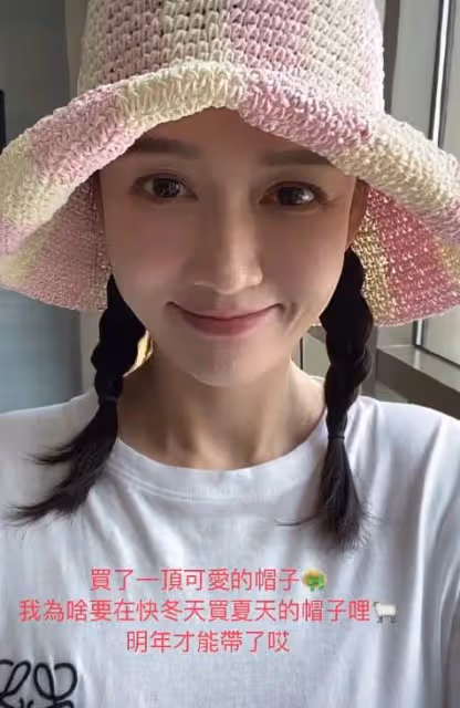43歲「陳喬恩」攜小9歲老公現身機場,與粉絲熱聊狀態少女,網:「Alan偷瞄老婆的眼神太搶鏡了」