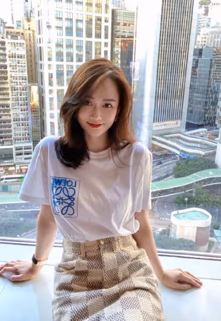 43歲「陳喬恩」攜小9歲老公現身機場,與粉絲熱聊狀態少女,網:「Alan偷瞄老婆的眼神太搶鏡了」