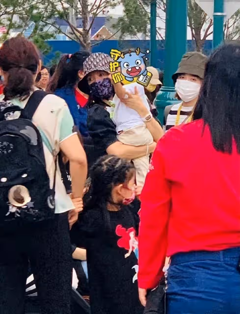 章子怡罕曬一家五口出遊照!小蘋果「精緻五官+白皙皮膚」身材不輸大牌明星,醒醒舉止軟萌十足,網友:遺傳父母優良基因
