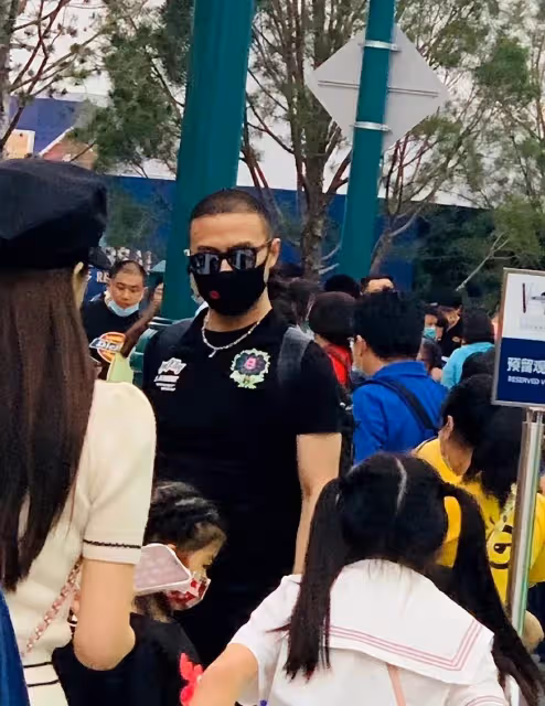 章子怡罕曬一家五口出遊照!小蘋果「精緻五官+白皙皮膚」身材不輸大牌明星,醒醒舉止軟萌十足,網友:遺傳父母優良基因