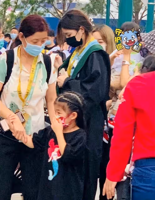 章子怡罕曬一家五口出遊照!小蘋果「精緻五官+白皙皮膚」身材不輸大牌明星,醒醒舉止軟萌十足,網友:遺傳父母優良基因