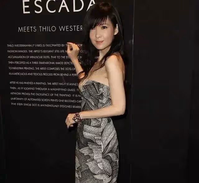 周慧敏真大膽!一身印花抹胸裙看不到贅肉,玲瓏線條好迷人,54歲生生美回18歲