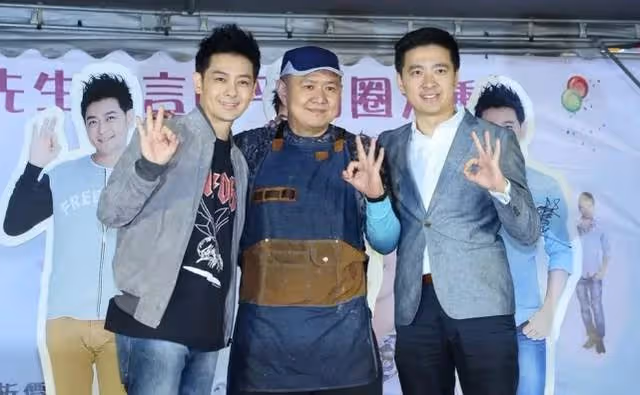 林志穎弟弟全家「確診新冠」,隔離間「妻子曬合影」為兒子慶生,親吻孩子超溫馨