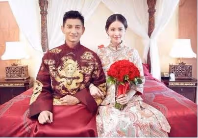 吳奇隆「大2歲丈母娘照曝光」藍色旗袍驚艷眾人,保養得宜「舉手投足盡顯優雅」看不出年齡!