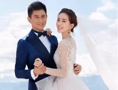 吳奇隆「大2歲丈母娘照曝光」藍色旗袍驚艷眾人,保養得宜「舉手投足盡顯優雅」看不出年齡!
