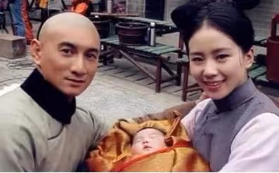 吳奇隆「大2歲丈母娘照曝光」藍色旗袍驚艷眾人,保養得宜「舉手投足盡顯優雅」看不出年齡!