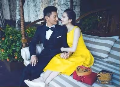 吳奇隆「大2歲丈母娘照曝光」藍色旗袍驚艷眾人,保養得宜「舉手投足盡顯優雅」看不出年齡!