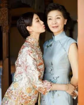 吳奇隆「大2歲丈母娘照曝光」藍色旗袍驚艷眾人,保養得宜「舉手投足盡顯優雅」看不出年齡!